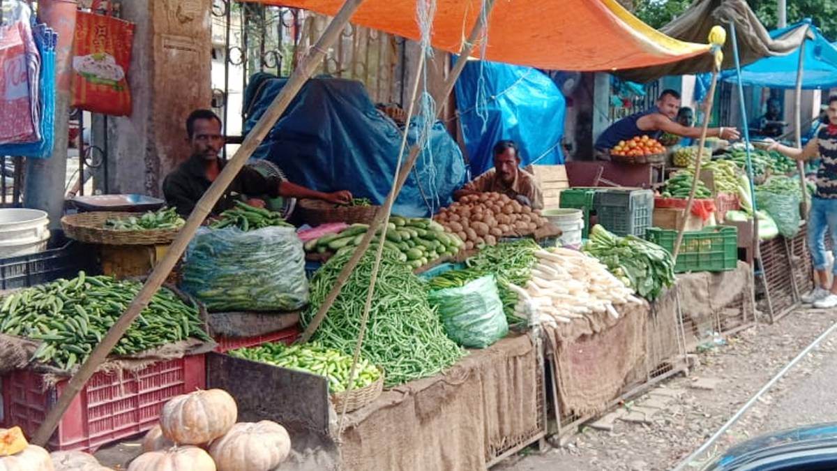 श्रीनगर का एक बाजार (फोटो- twitter, J&K Police)