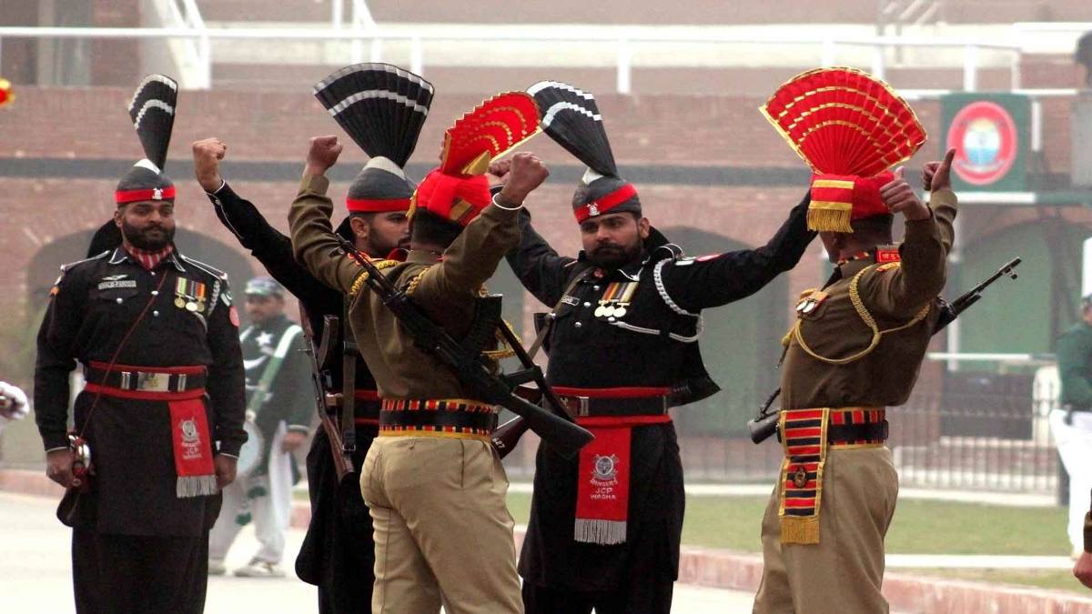 वाघा-अटारी बॉर्डर पर बीटिंग द रीट्रीट समारोह (फोटो-IANS)