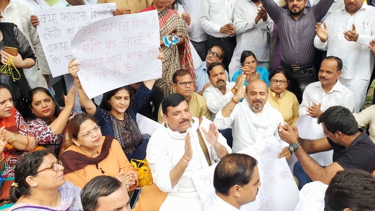 बीजेपी के खिलाफ प्रदर्शन करते हुए आप सांसद संजय सिंह