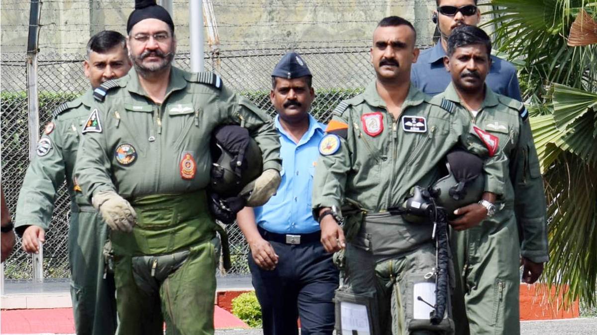 एयरचीफ मार्शल बीएस धनोआ अभिनंदन के साथ(Photo-@IAF_MCC)