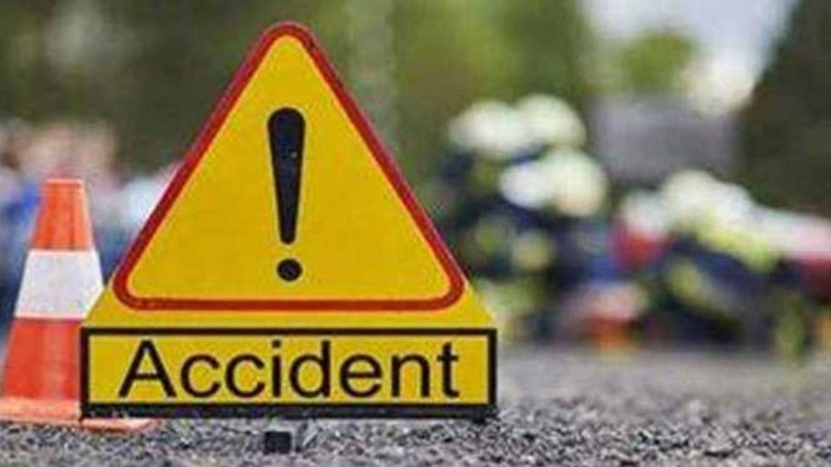 टैंकर ने ऑटो रिक्शा को कुचला