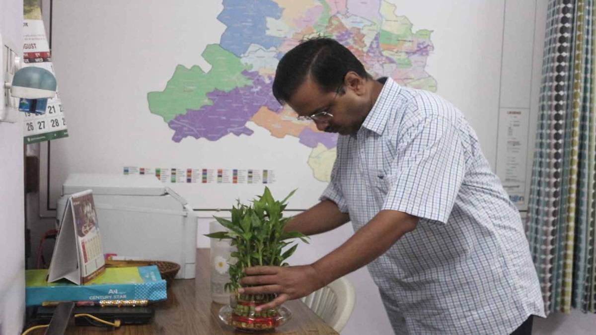 गमलों की सफाई करते हुए CM केजरीवाल