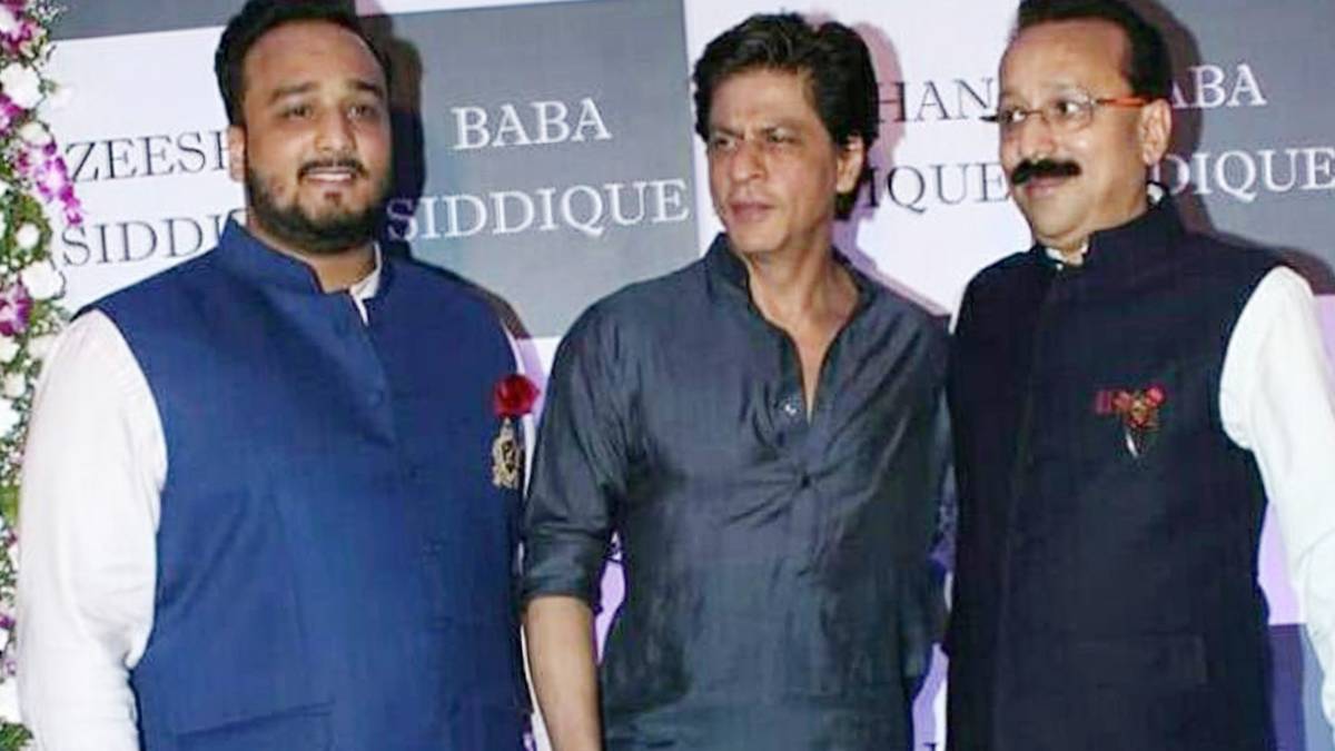शाहरुख खान के साथ बाबा सिद्दीकी और जीशान (फोटो-@SRKUniverse)