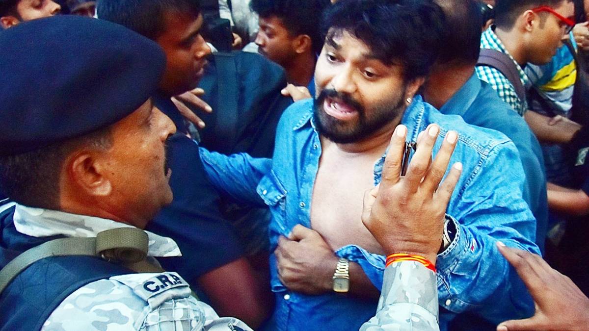 केंद्रीय मंत्री बाबुल सुप्रियो का विरोध