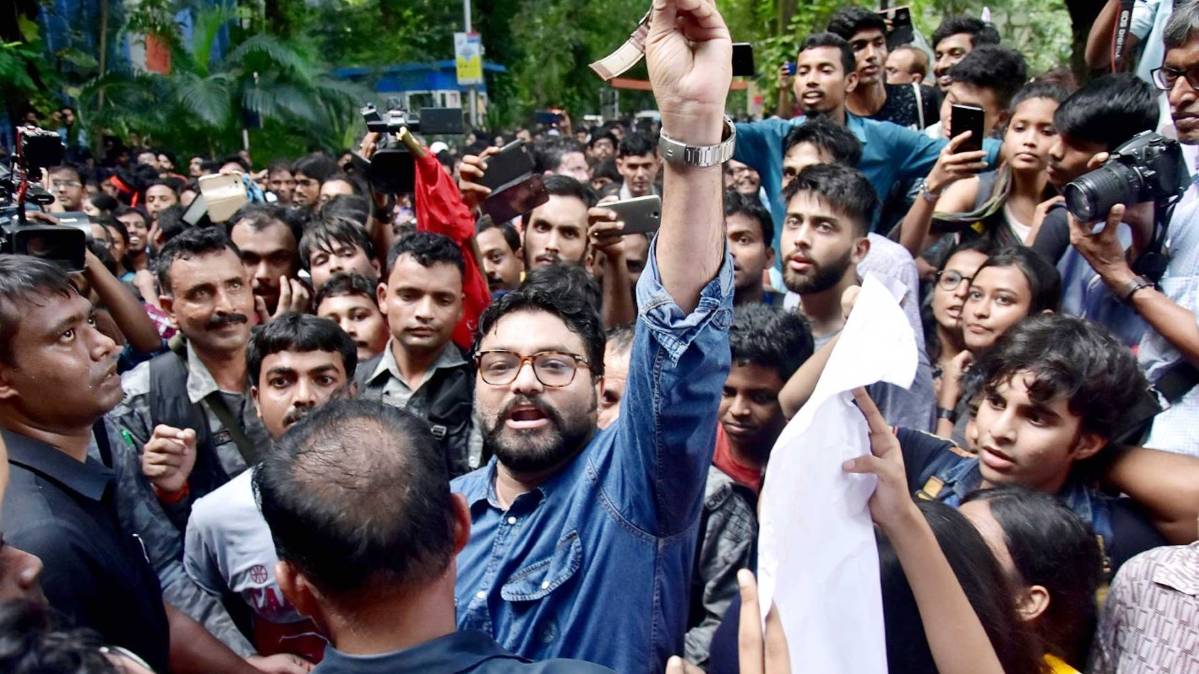 जादवपुर यूनिवर्सिटी में बाबुल सुप्रियो