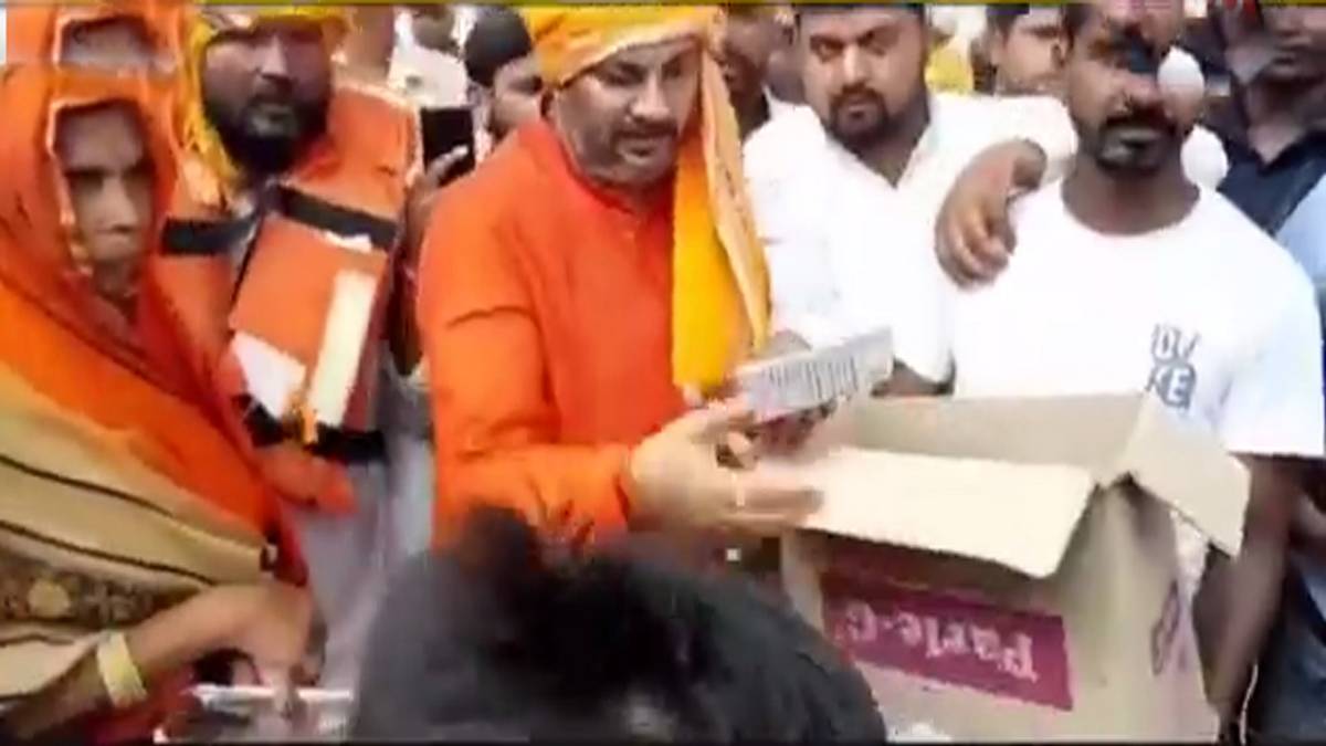 खाने के पैकटों की लूटमार