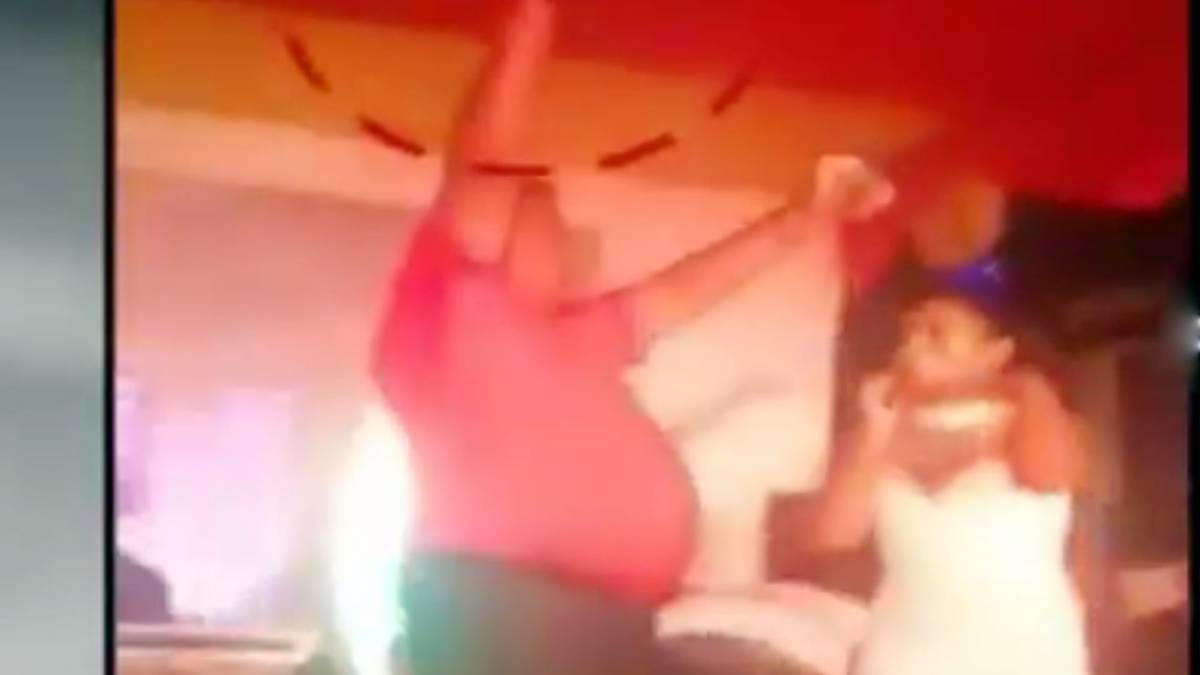 गणेशोत्सव में बार डांस का आयोजन