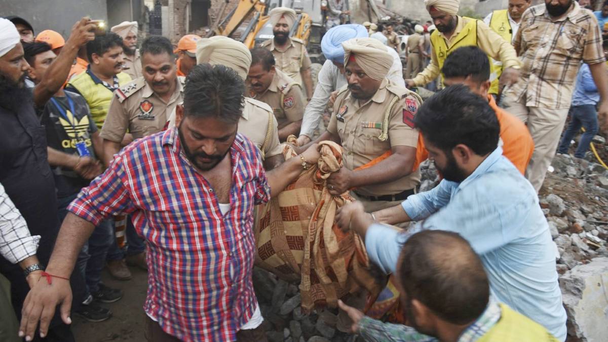 पटाखा फैक्ट्री की दो इमारतों का बड़ा हिस्सा ध्वस्त(फोटो-ANI)