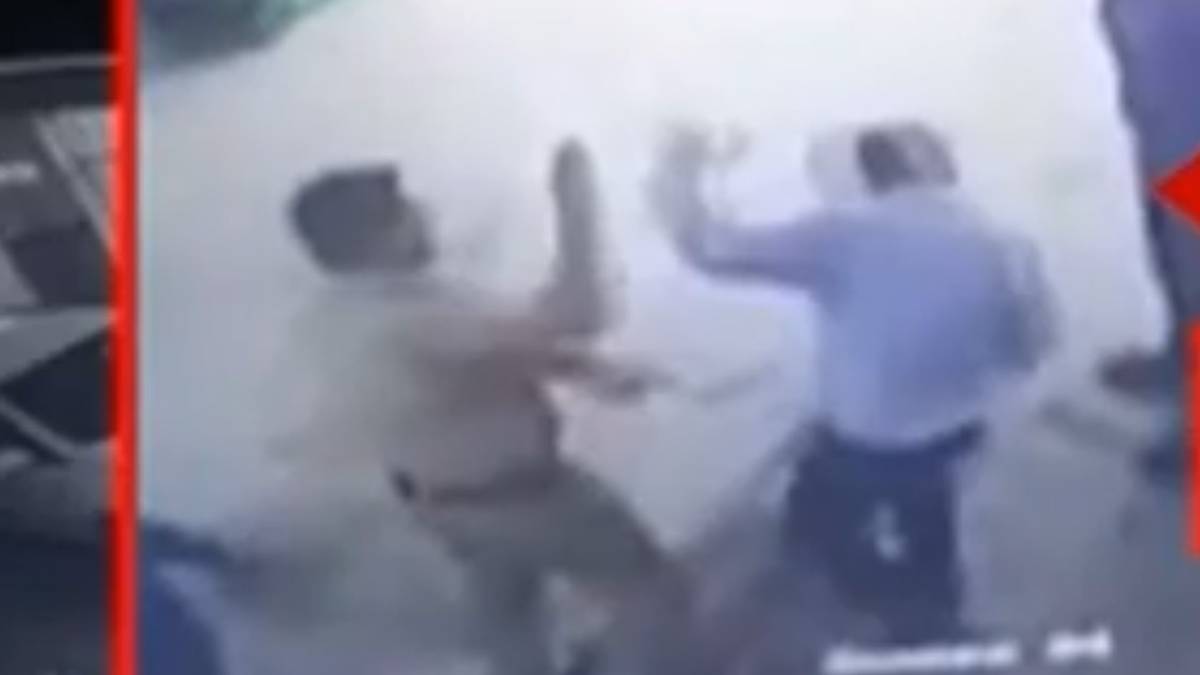 कार शोरूम के मैनेजर की पिटाई (फोटो टीवी ग्रैब)