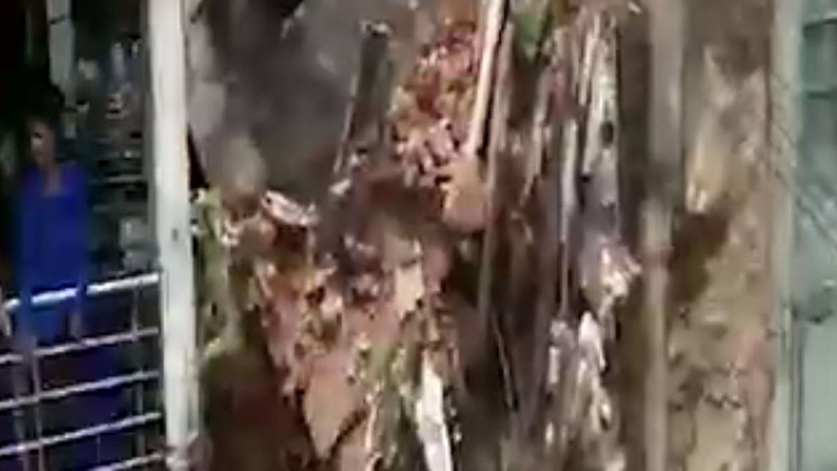 कैमरे में कैद हुई 100 साल पुरानी गिरती इमारत