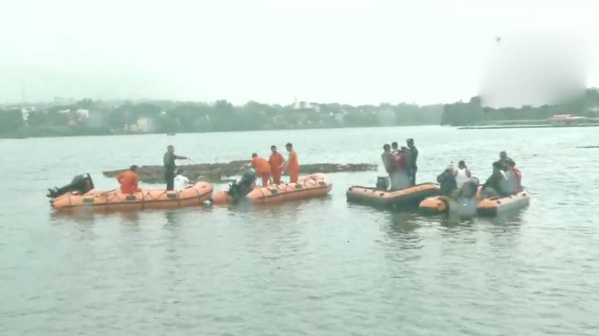 भोपाल की झील में पलटी नाव (फोटो- ANI)