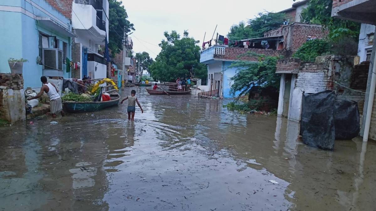 भारी बारिश के बाद कई इलाकों में सड़क से लेकर घरों में पानी भरा