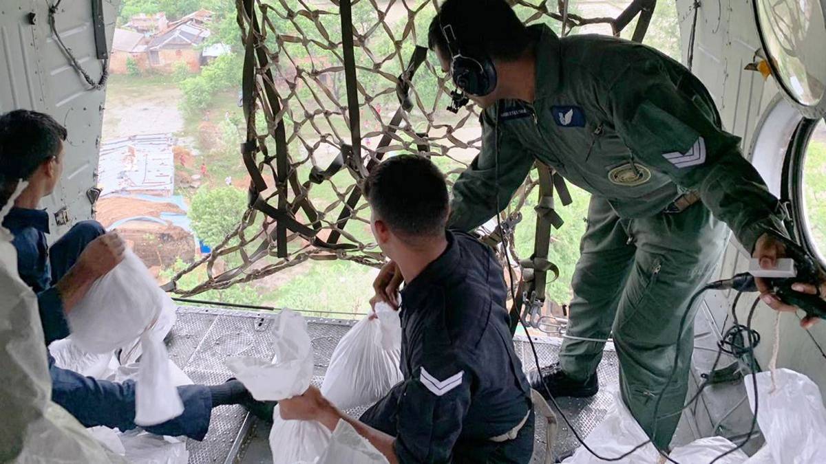 हेलिकॉप्टर से खाने के सामान और दवाईयों की सप्लाई(फाइल फोटो-ANI)