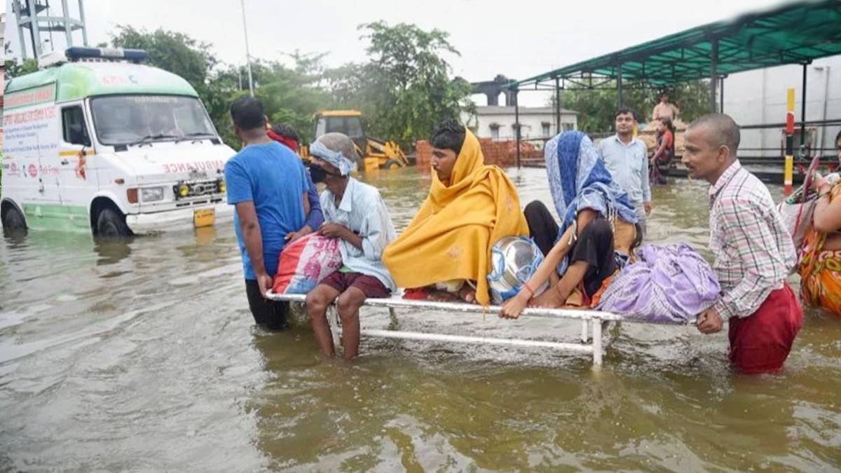 पटना में भारी बारिश के बाद मरीजों की शिफ्टि‍ंग(Photo: PTI)