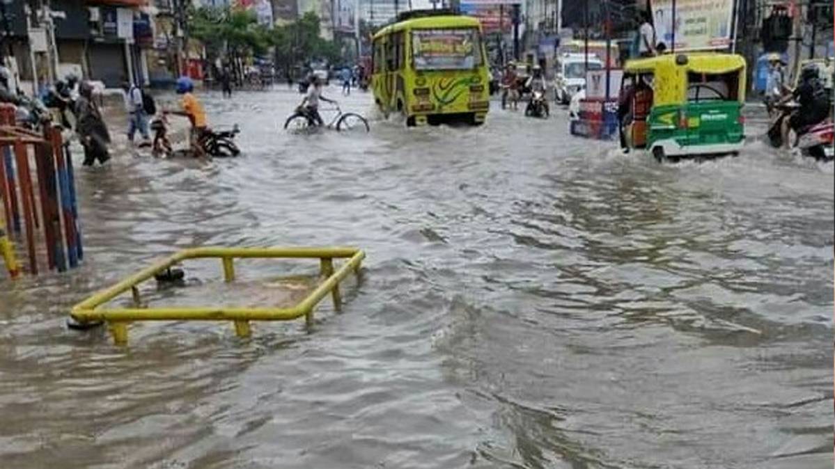 बिहार में 30 घंटे की बारिश ने बढ़ाई मुसीबत