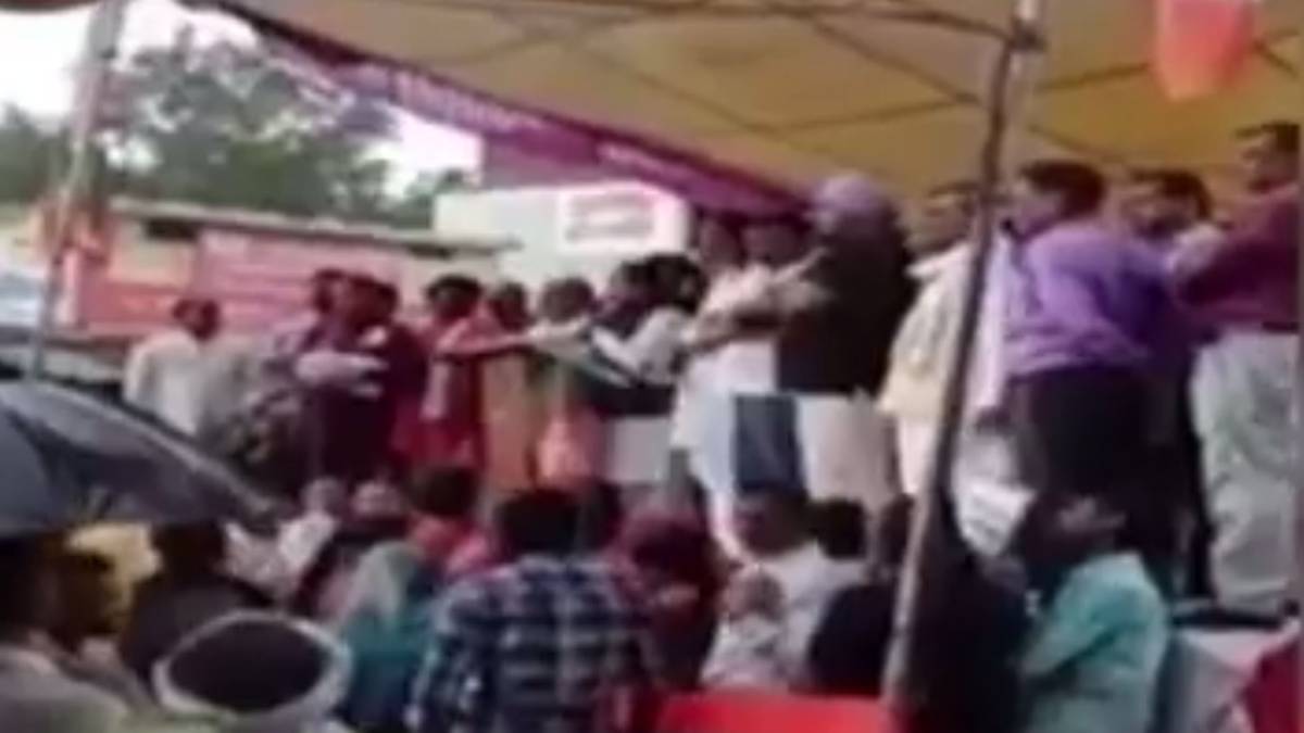 BJP नेताओं के वजन से चरमराया मंच