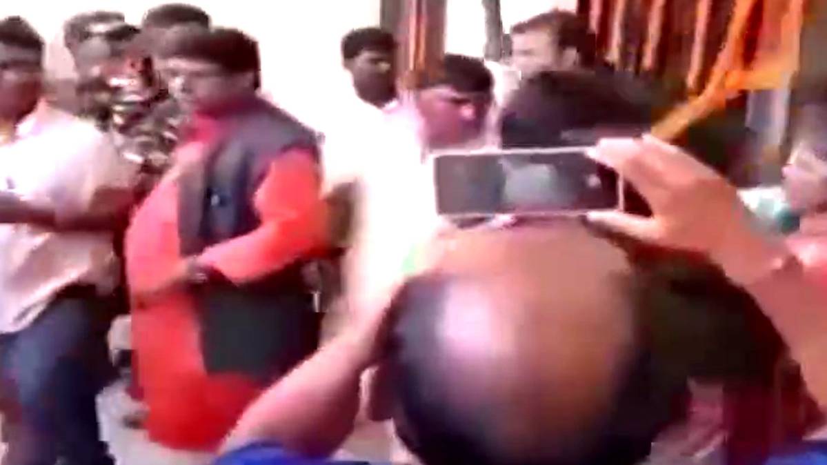 BJP के विधायक पहुंचे थे उद्घाटन करने, महिलाओं ने बना लिया बंधक (Video Grab)
