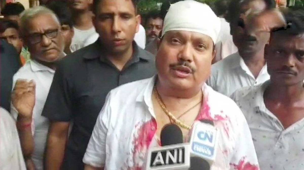 बीजेपी सांसद अर्जुन सिंह का फोड़ा सिर (फोटो- ANI)