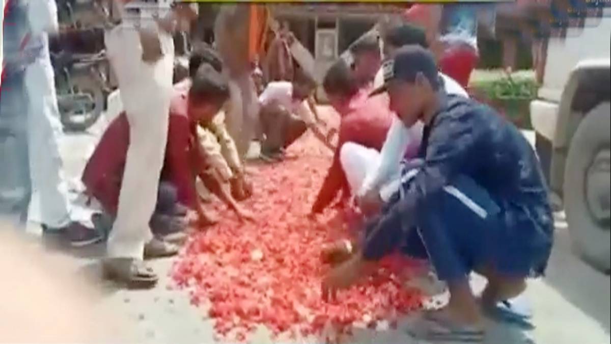 नाराज पार्षदों ने अफसरों के रास्ते में बिछाए फूल