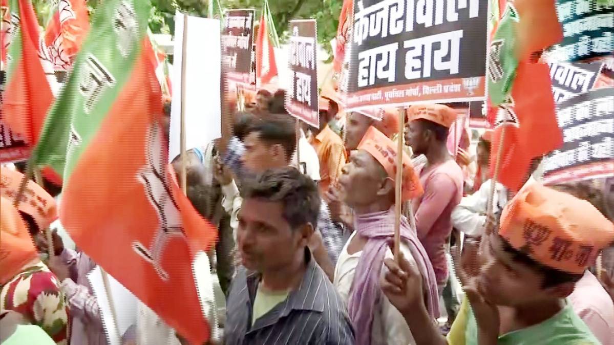 दिल्ली CM केजरीवाल के घर के बाहर प्रदर्शन करती BJP