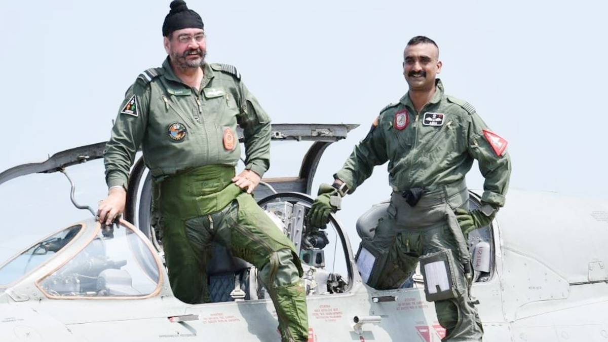 एयरचीफ मार्शल धनोवा के साथ अभिनंदन (Image:ANI)
