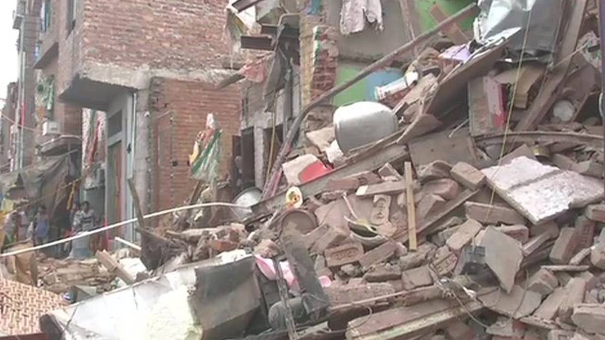 सीलमपर में गिरी इमारत (ANI)