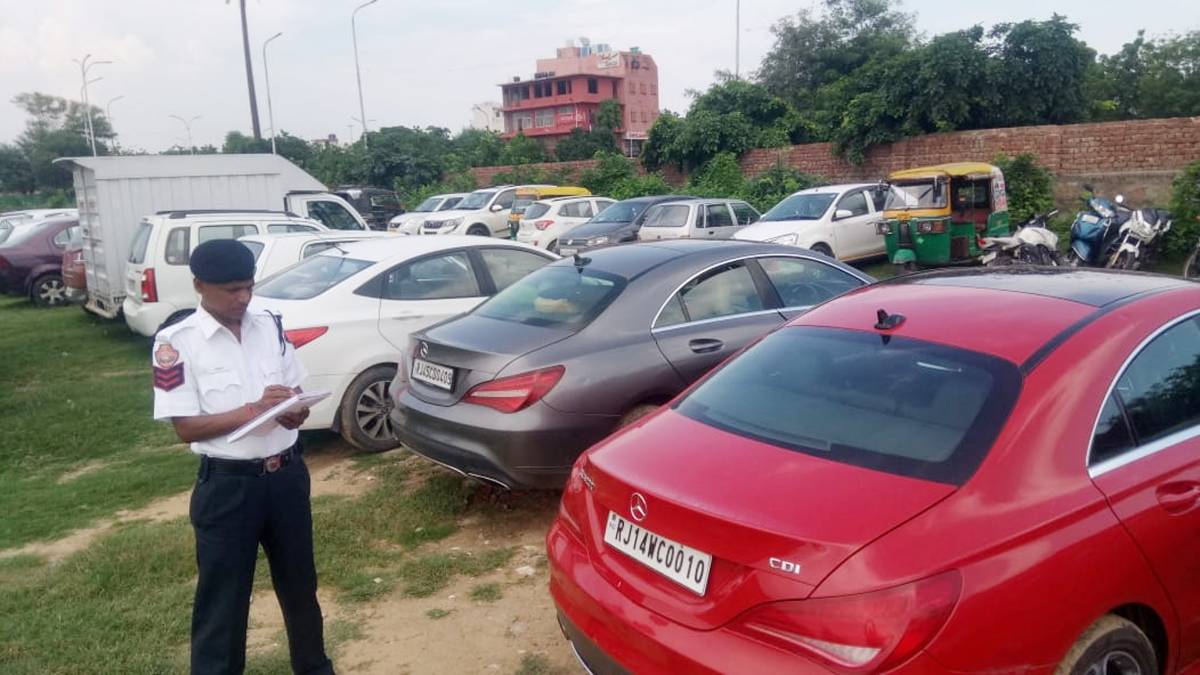 ड्रंकन ड्राइविंग करने वालों का चालान कटा (फोटो- शरत)