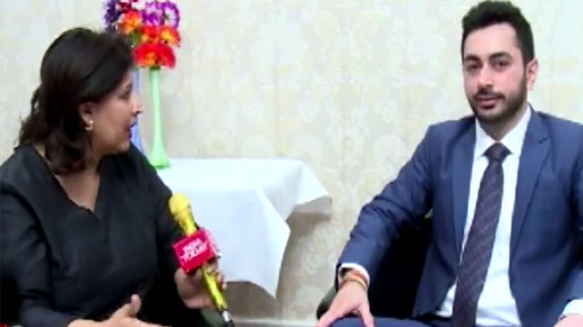 चाय चैट विद इमिग्रेशन ऑफिसर हासिल मक्कड़