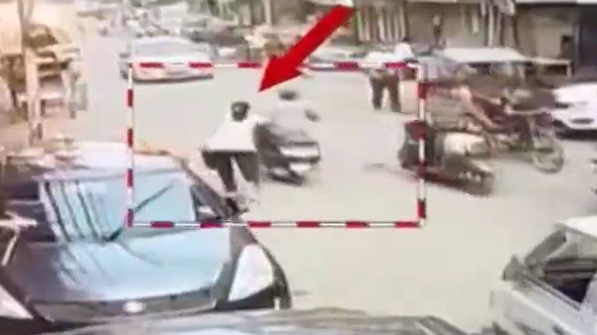 मोबाइल, पर्स बचाने के लिए सड़क गिरी महिला