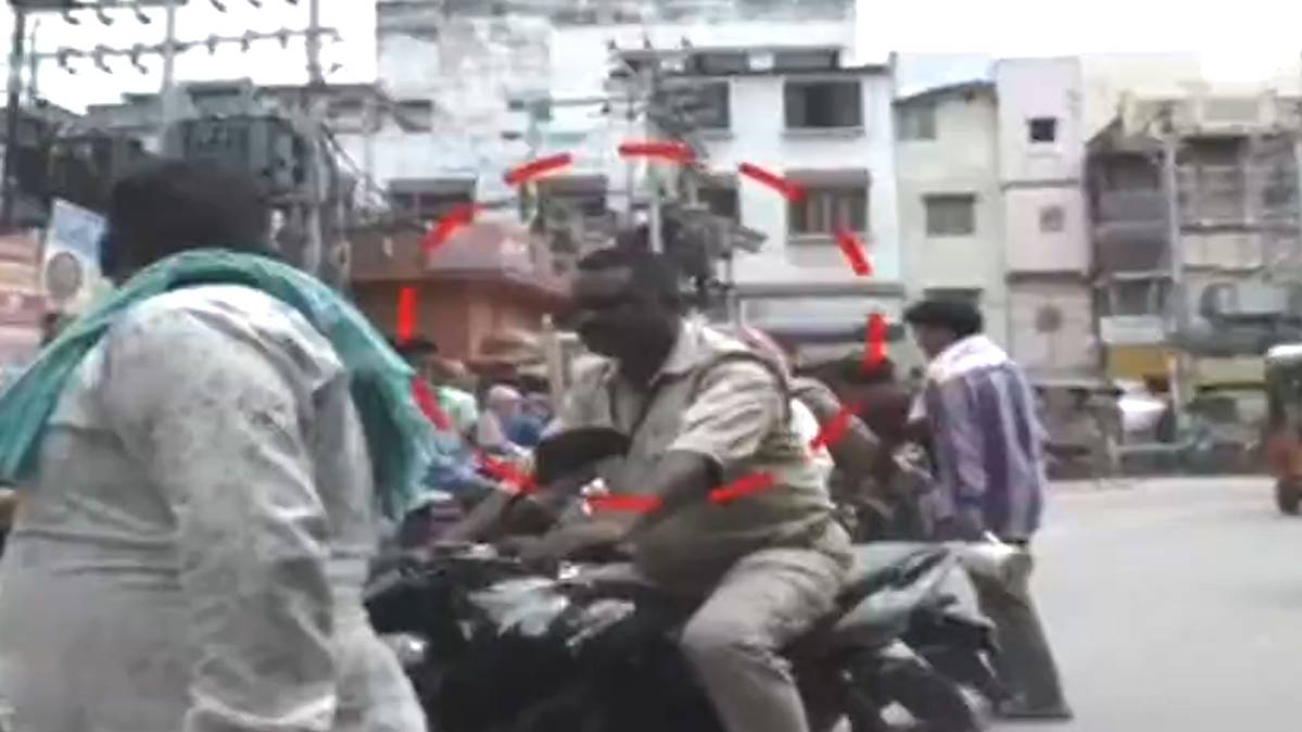 बिना हेलमेट गाड़ी चलाते दिखे पुलिसकर्मी