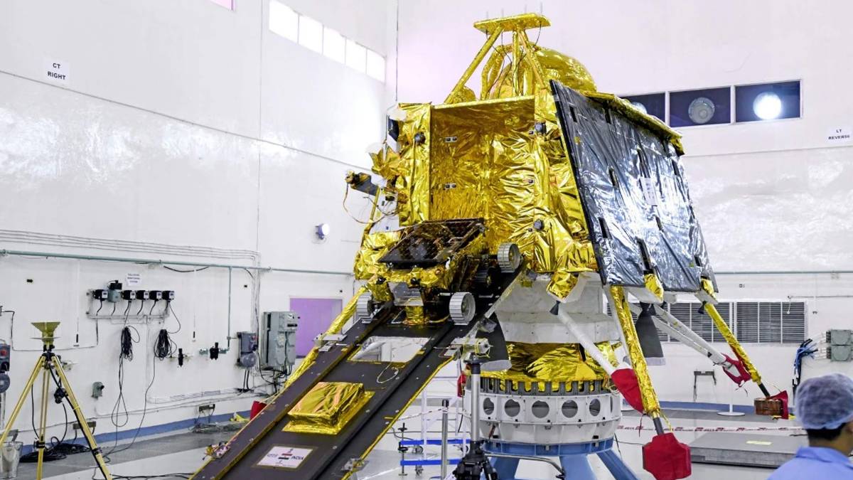 इसरो सेंटर में वैज्ञानिक(फाइल फोटो)