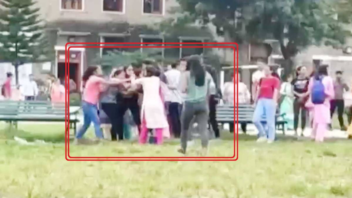 जब भिड़ गईं छात्राएं