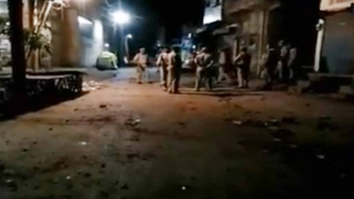 अलीगढ़ में दो गुटों में जंग