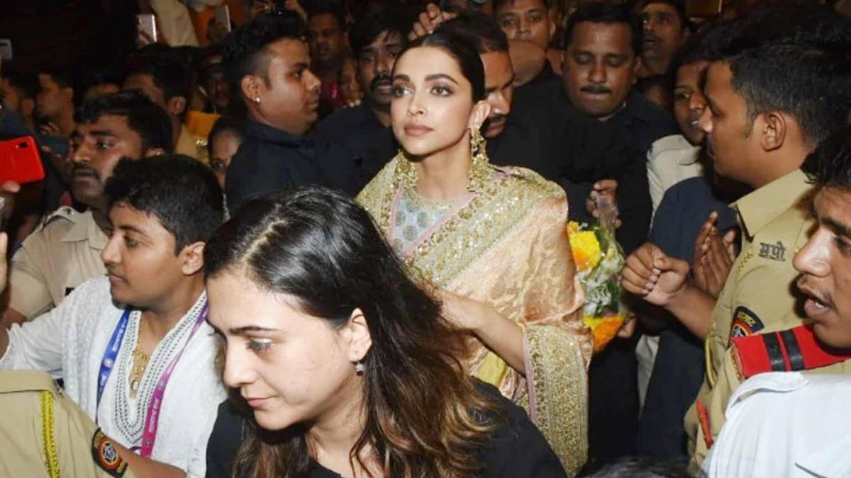 अभिनेत्री दीपिका पादुकोण बाप्पा के दरबार में हाजिरी लगाने पहुंची