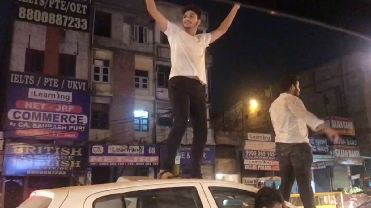 दिल्ली में सड़कों पर हंगमा मचाते हुए लड़के