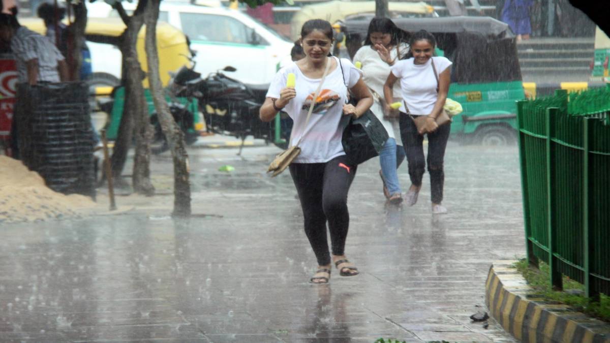 दिल्ली-NCR में झमाझम बारिश (फोटो-IANS)