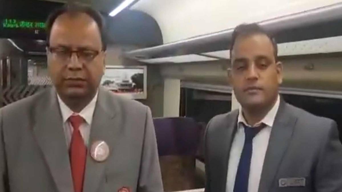 कैप्टन पीके यादव और डिप्टी ट्रेन सुपरिंटेंडेंट गीतेश