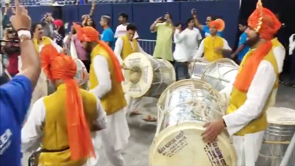 NRG स्टेडियम में गूंजे ढोल नगाड़े