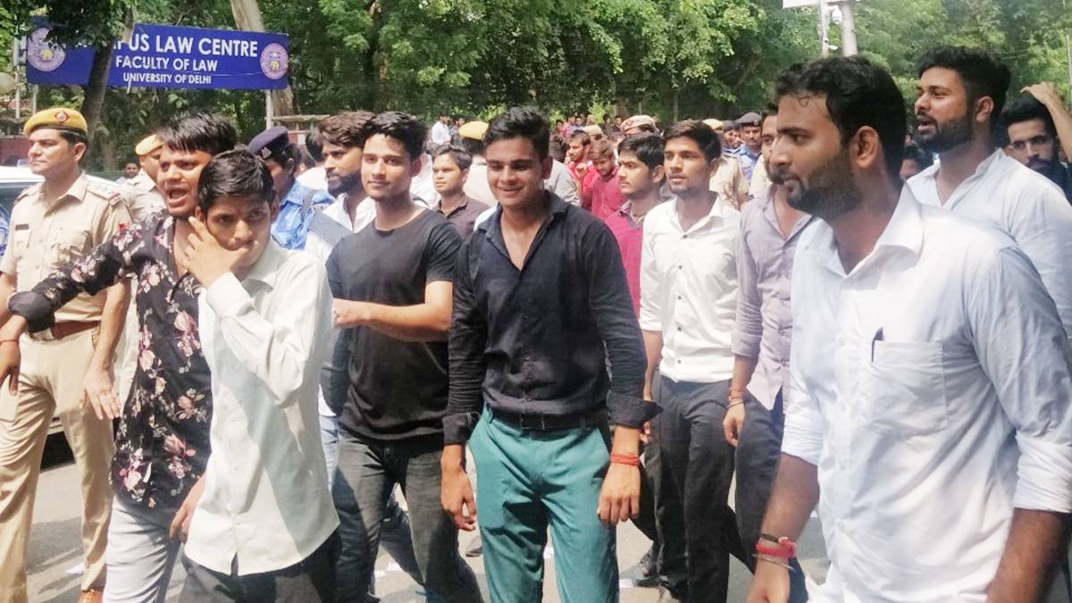 डूसू चुनाव में छात्र-छात्राओं में खासा उत्साह