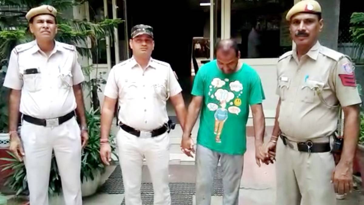 पुलिस की गिरफ्त में नकली पुलिसवाला (फोटो- तनसीम)