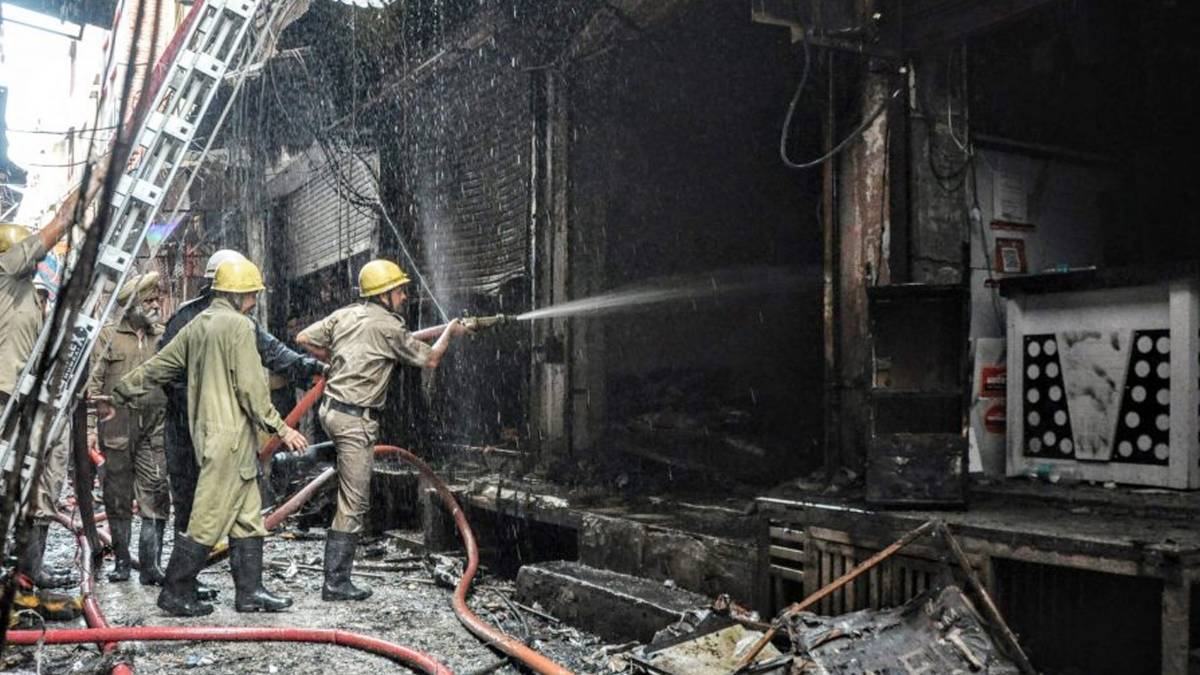 आग बुझाते फायर फाइटर्स (फोटो-ANI)