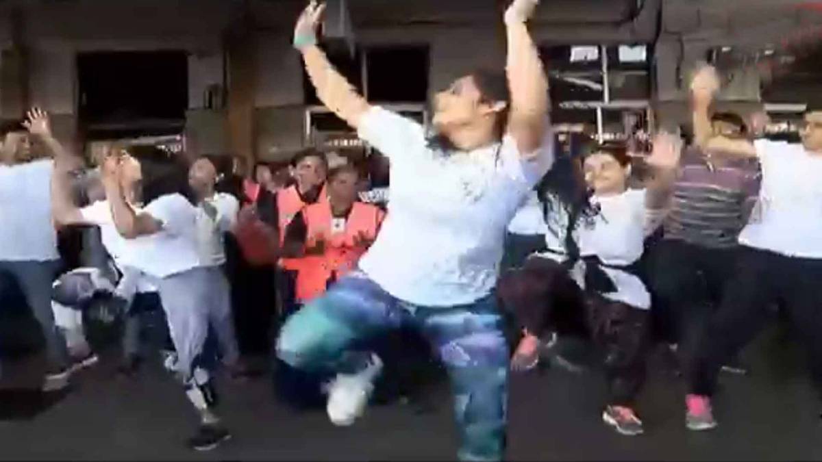 पुणे रेलवे स्टेशन पर फ्लैश मॉब डांस