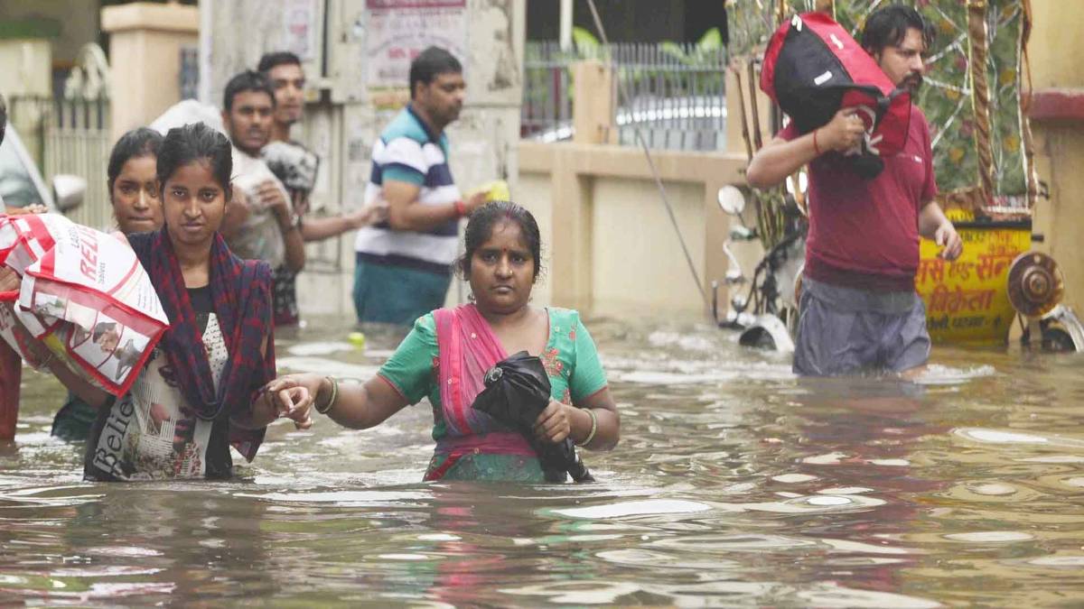 बिहार में बाढ़ से हाहाकार (फोटो-IANS)