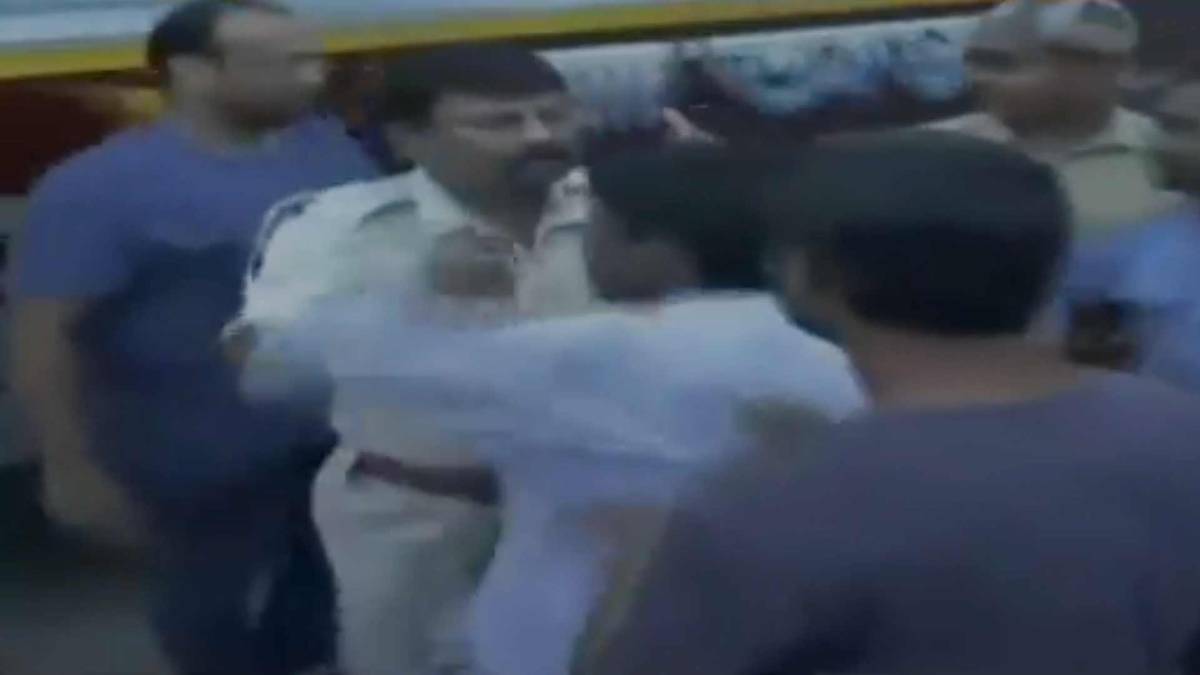 एसएफआई और पुलिस के बीच झड़प