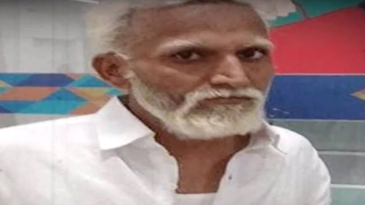 विदेश जाने की चाह में शख्स बना बूढ़ा