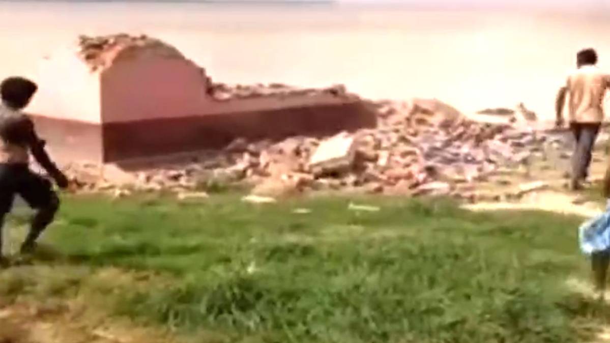 देखते ही देखते धराशायी (Video Grab)