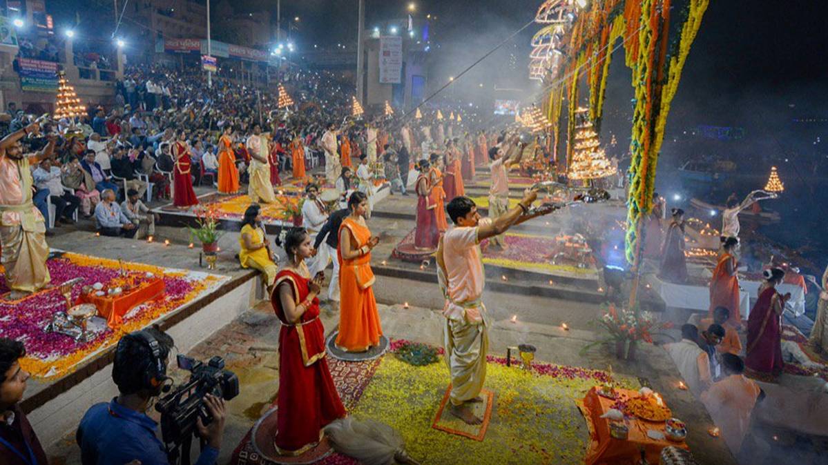 विश्वप्रसिद्ध गंगा आरती (Photo: UP Tourism/Twitter)