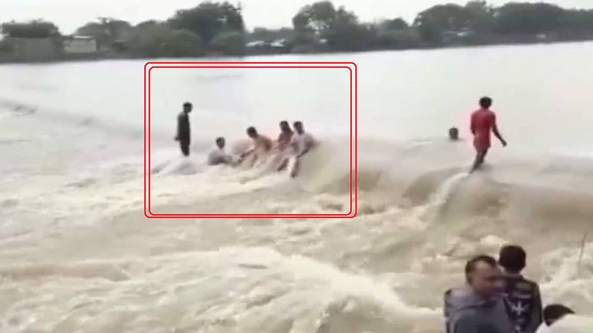 लहरों में बेखौफ नहाते लोग