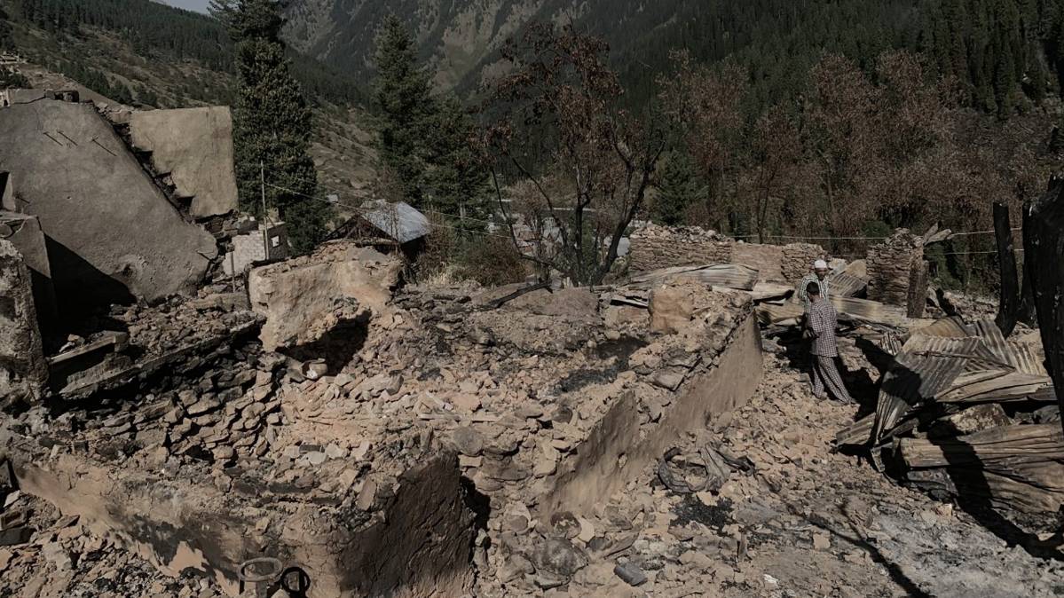 गुरेज में पाकिस्तानी गोलों से क्षतिग्रस्त मकान