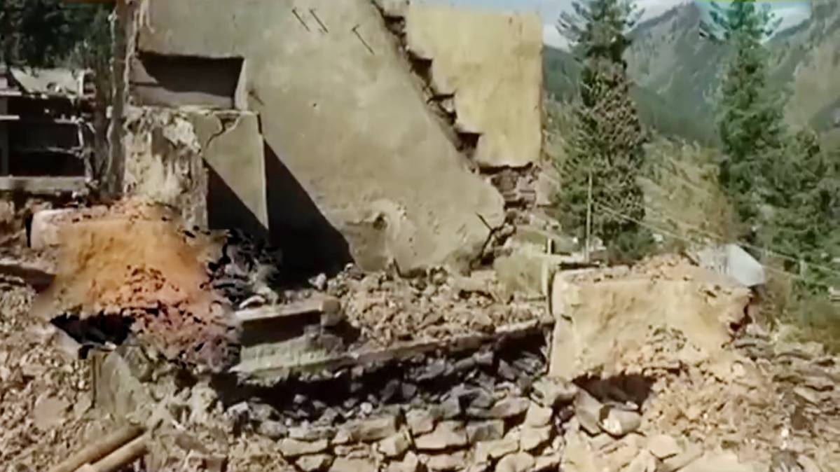 गुरेज में पाकिस्तानी गोलों से क्षतिग्रस्त मकान